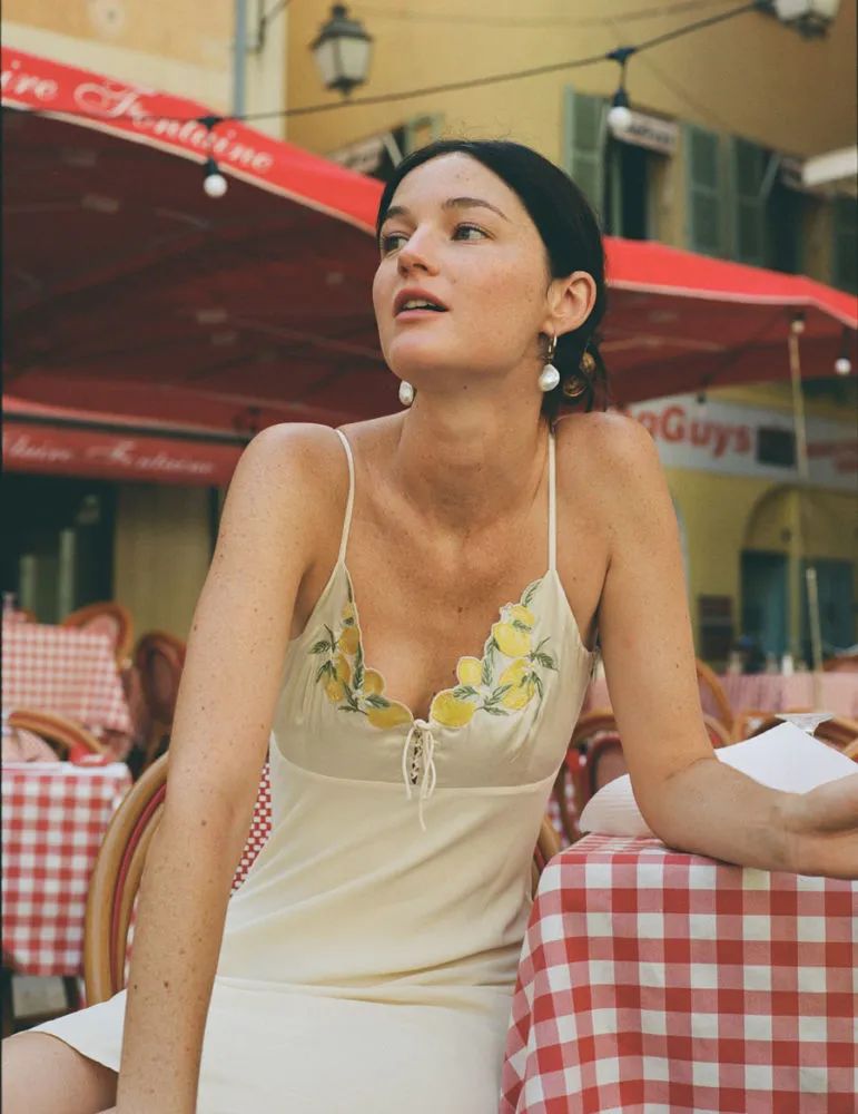 拥抱夏天……尽管她有点太过热情了