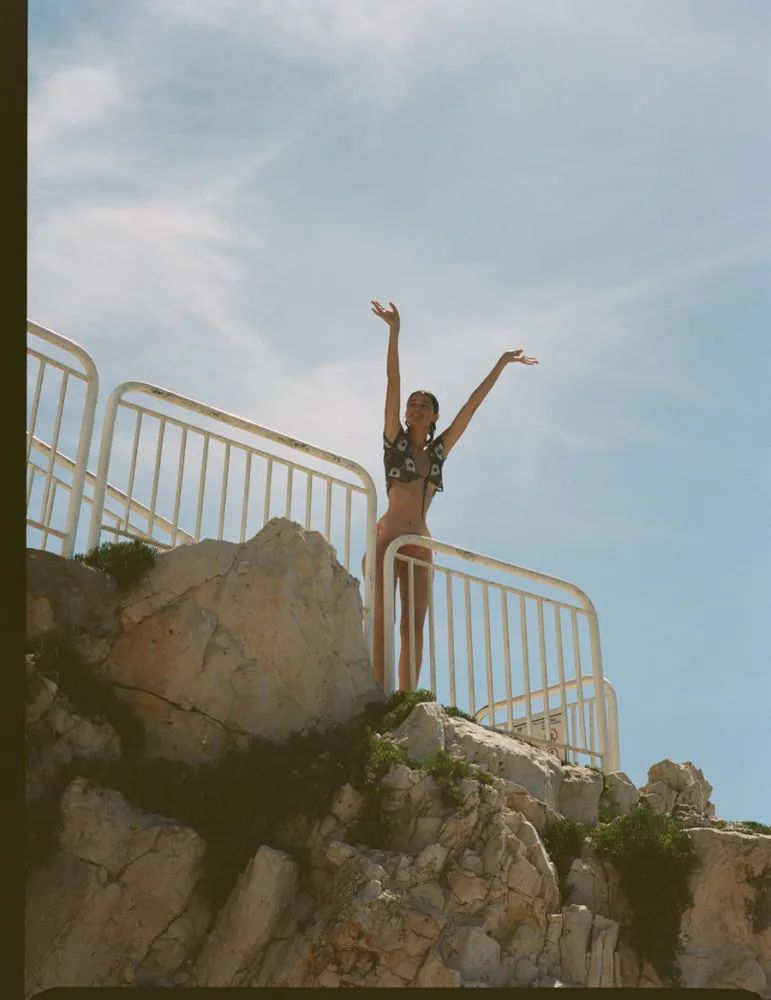 拥抱夏天……尽管她有点太过热情了