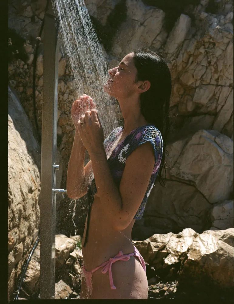 拥抱夏天……尽管她有点太过热情了