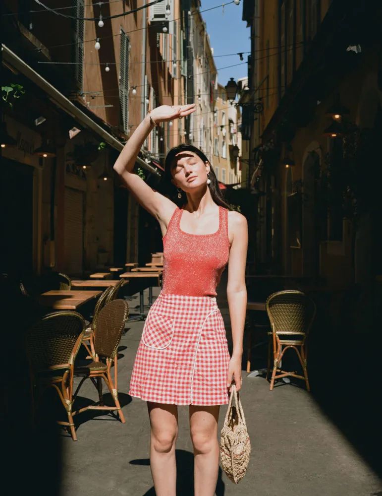 拥抱夏天……尽管她有点太过热情了