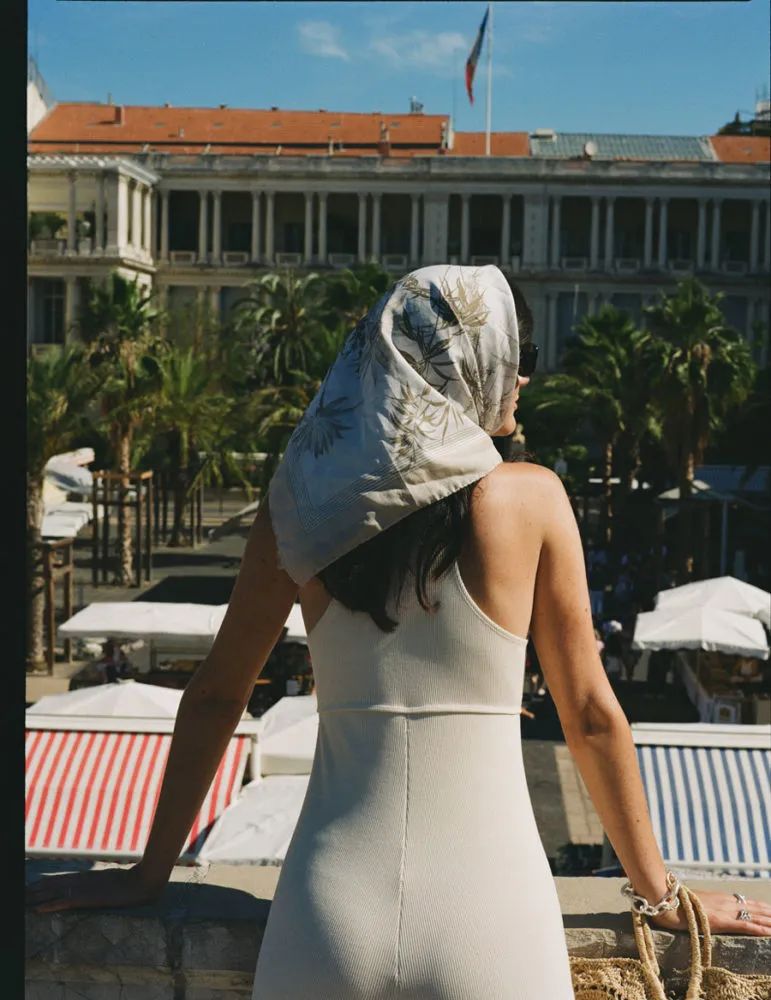 拥抱夏天……尽管她有点太过热情了